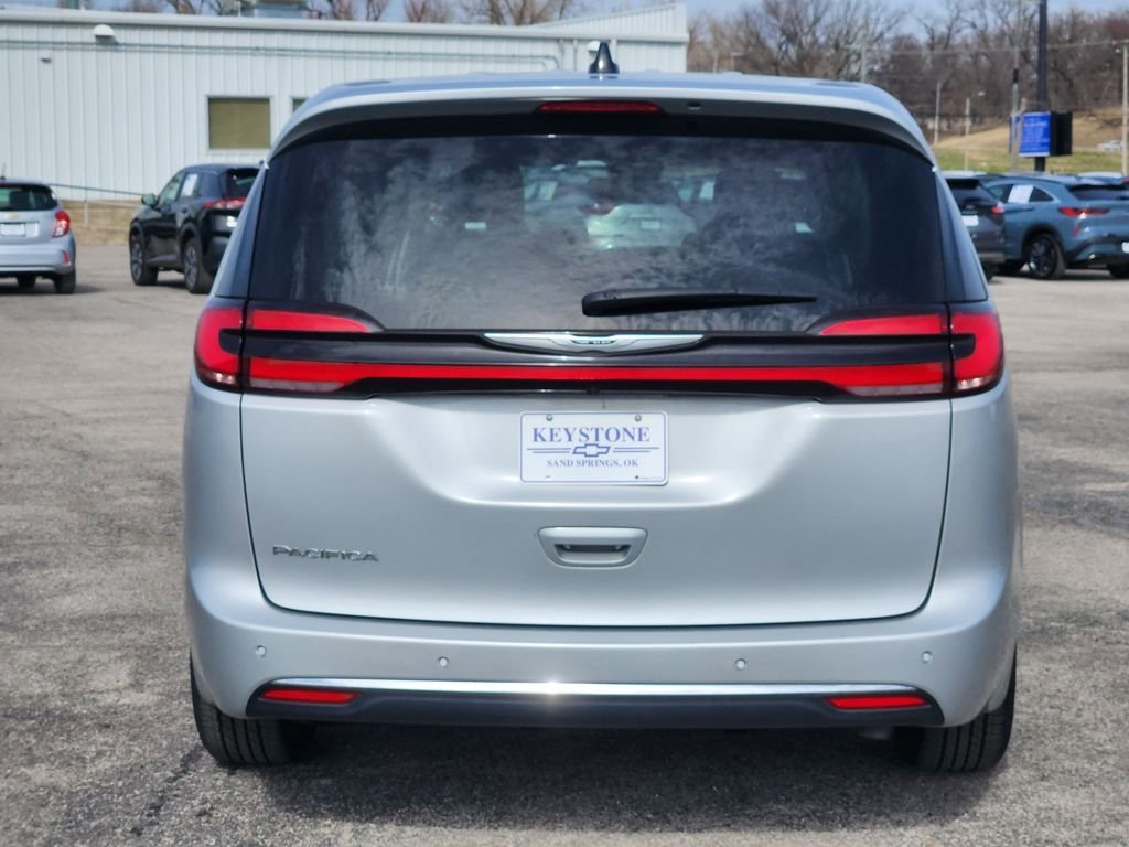 Used 2024 Chrysler Pacifica Touring-L image 6