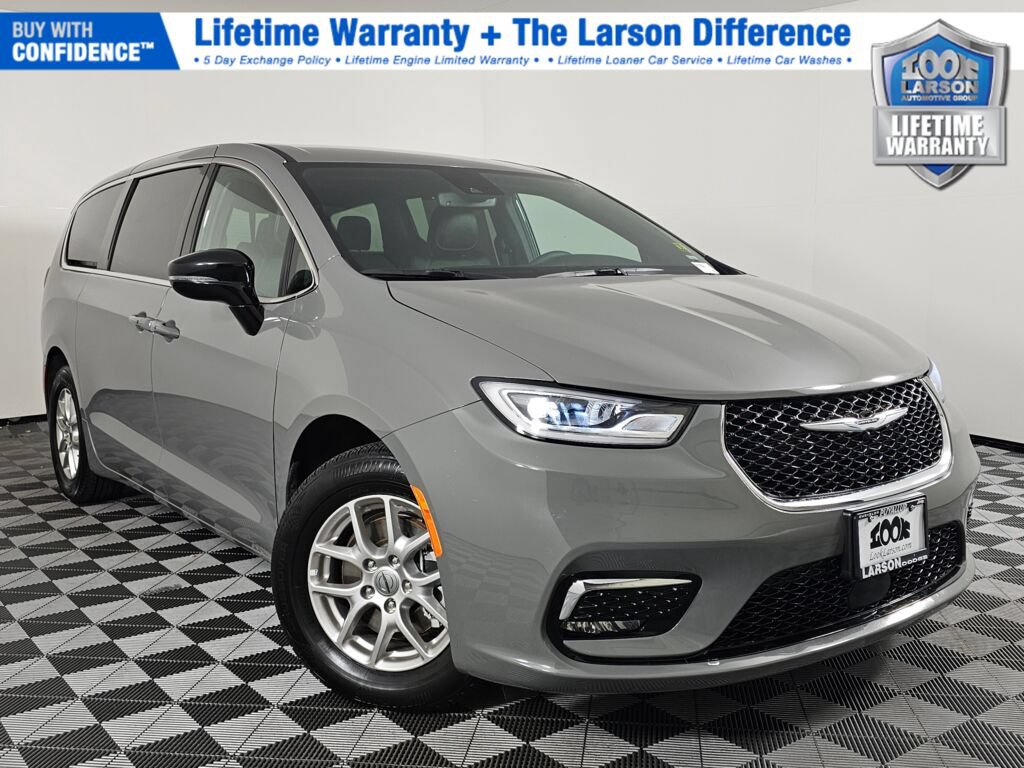 Used 2025 Chrysler Pacifica Select FWD image 1