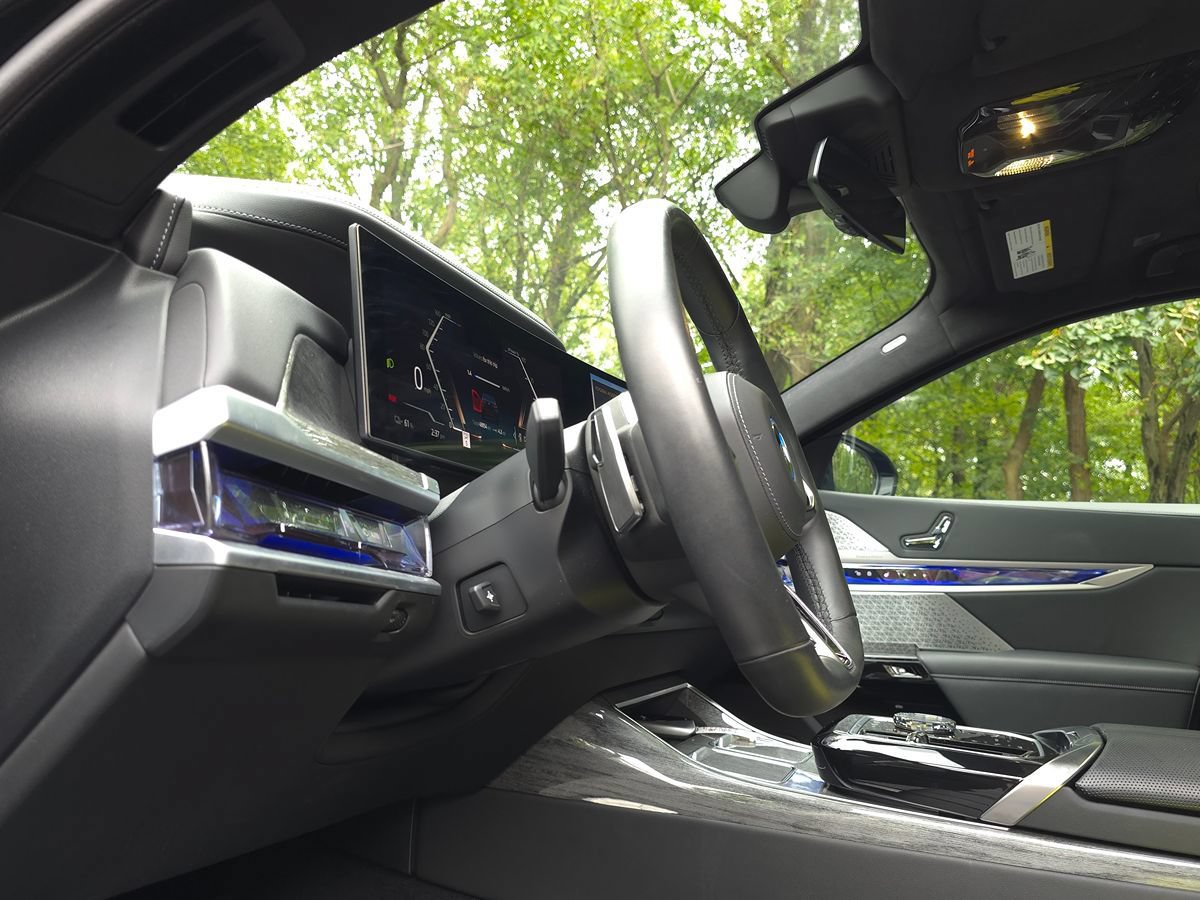 Used 2023 BMW i7 xDrive60 w/ Parking Assistance Package AWD/4WD image 41