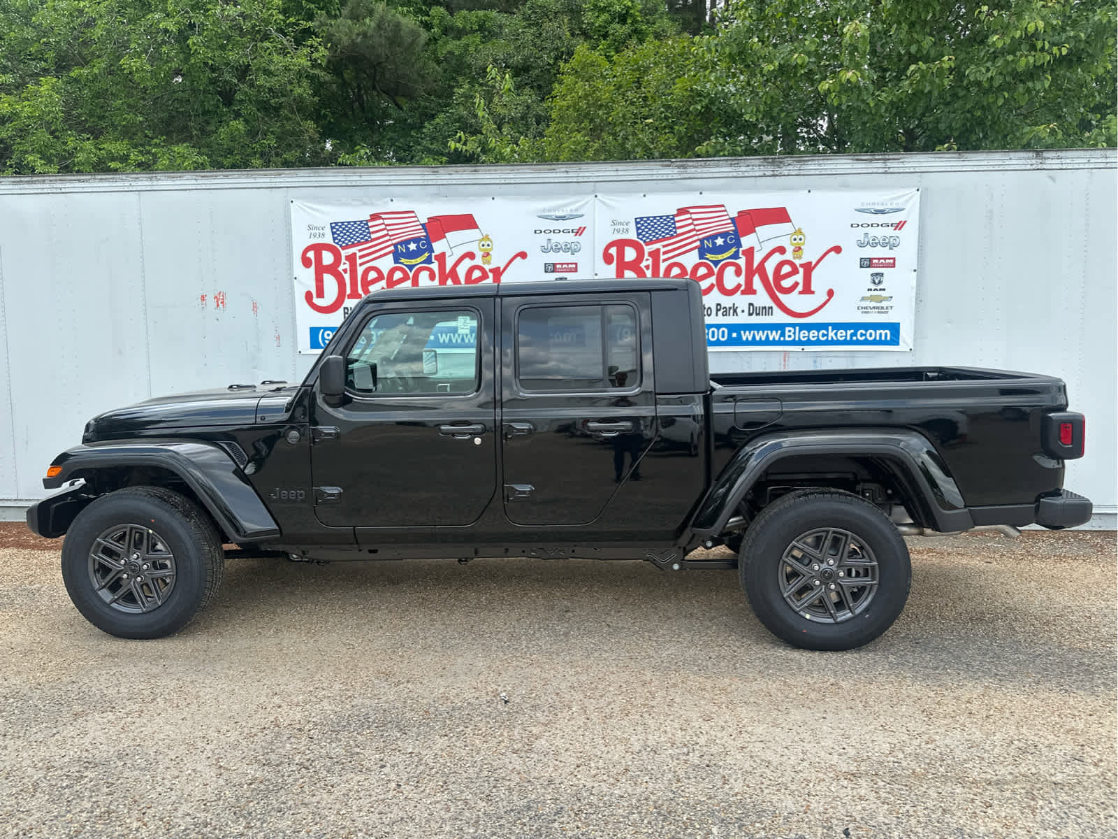 New 2025 Jeep Gladiator Sport image 7