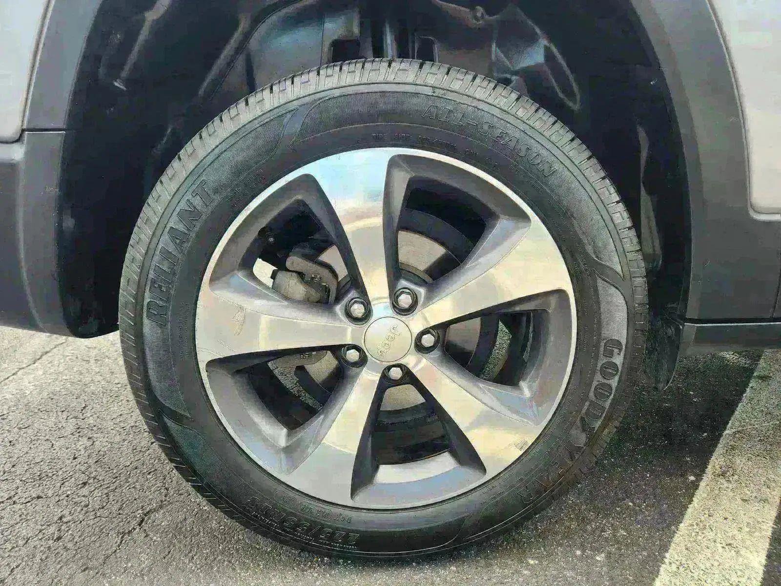 Used 2019 Jeep Cherokee Limited image 16