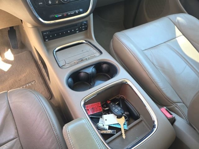 Used 2011 Chrysler Town & Country Limited image 19