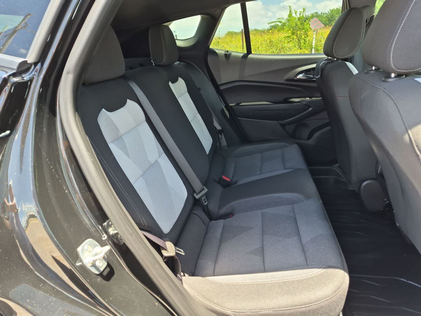 Used 2025 Chevrolet Trax RS FWD image 24