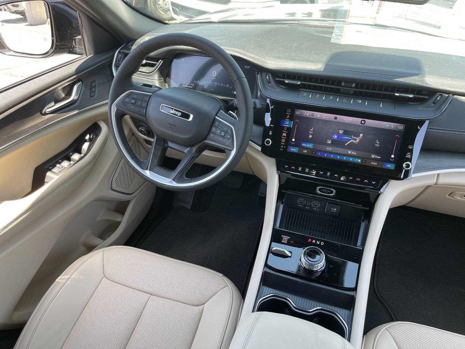 New 2026 Jeep Grand Cherokee Limited w/ Luxury Tech Group II AWD/4WD image 12