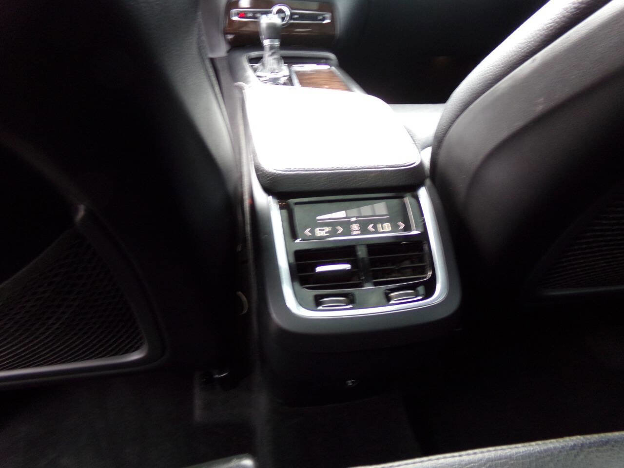 Used 2016 Volvo XC90 T6 Momentum w/ Momentum Plus Package image 13