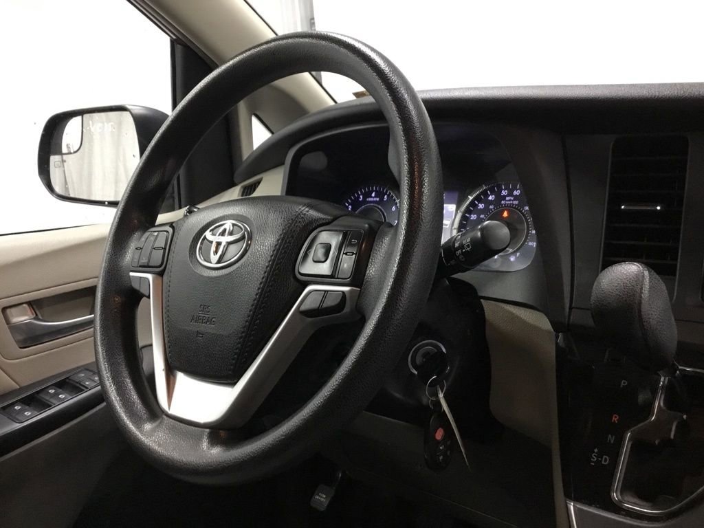 Used 2018 Toyota Sienna LE w/ Protection Package image 28