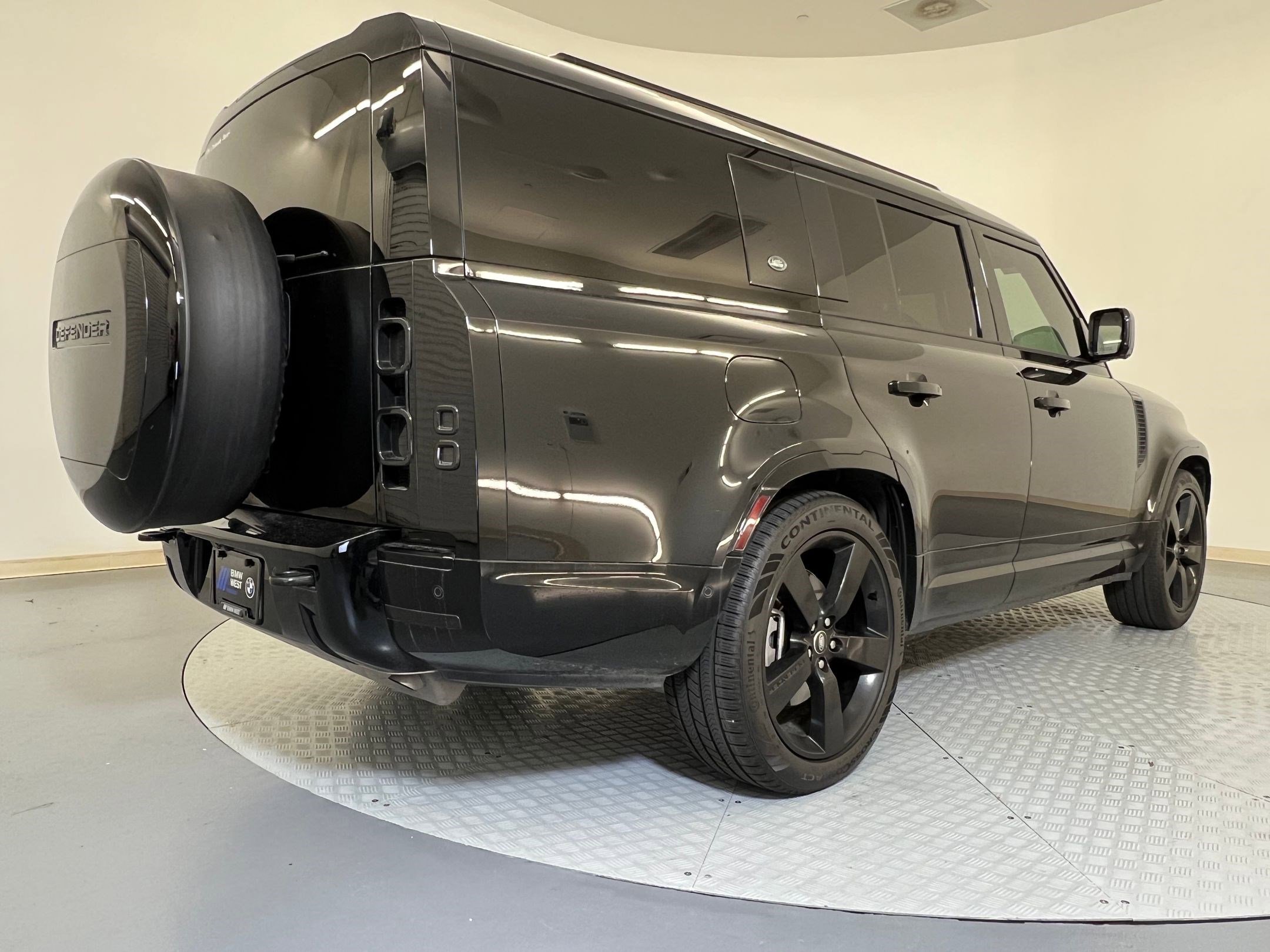 Used 2024 Land Rover Defender 130 X-Dynamic SE image 9