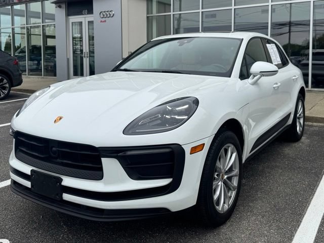 Used 2025 Porsche Macan AWD/4WD image 3