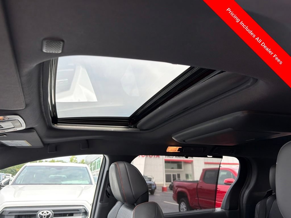 Used 2022 Toyota Sienna XSE w/ XSE Plus Package FWD image 22