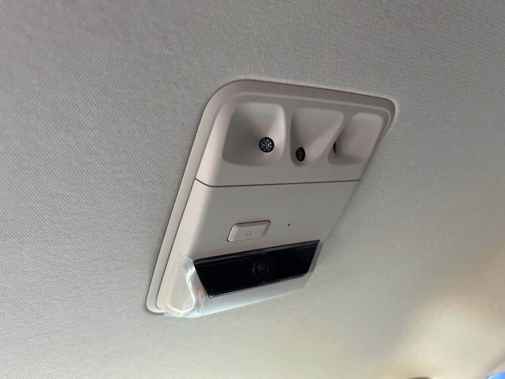 Used 2023 Kia Carnival EX image 33