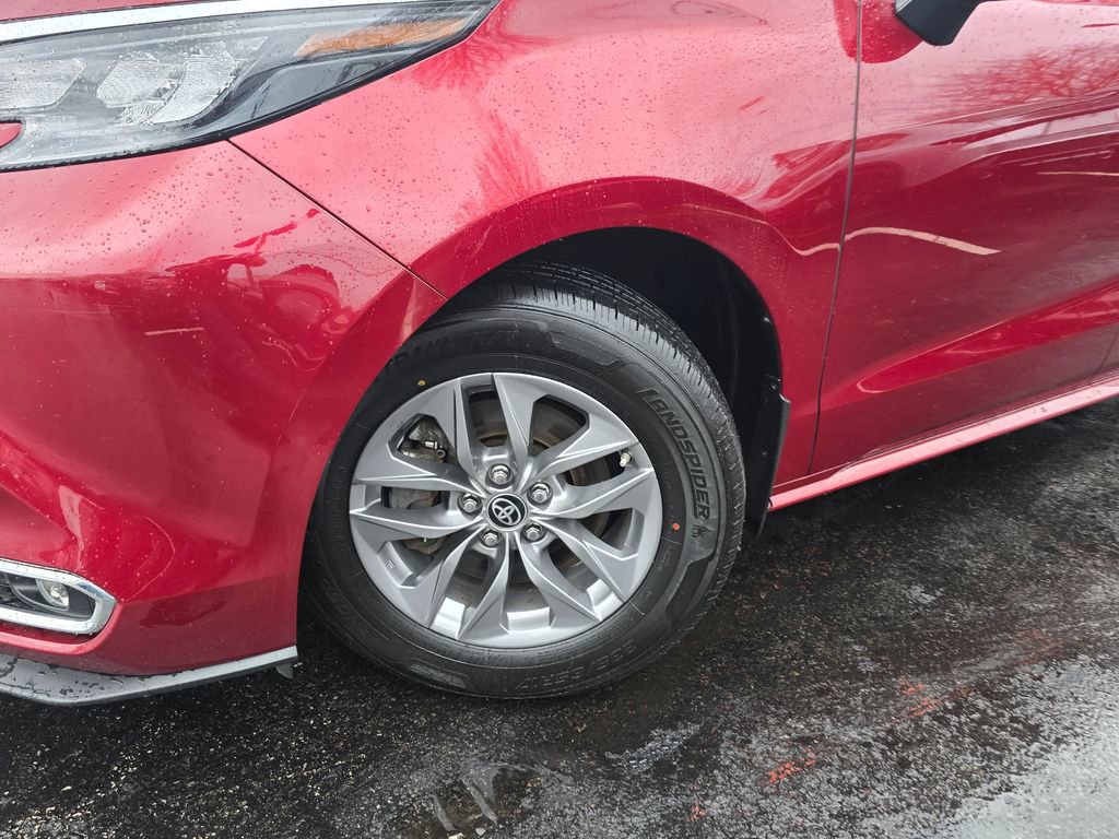 Used 2024 Toyota Sienna XLE w/ XLE Plus Package image 2