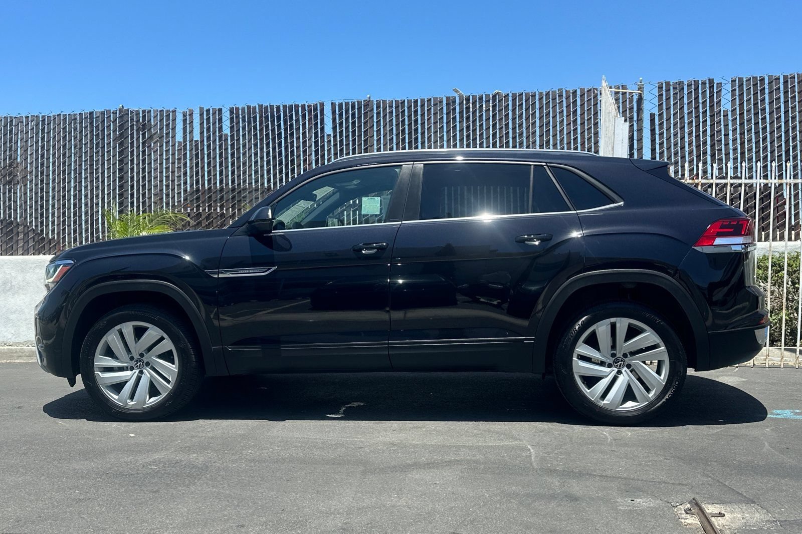 Used 2023 Volkswagen Atlas Cross Sport SE FWD image 7