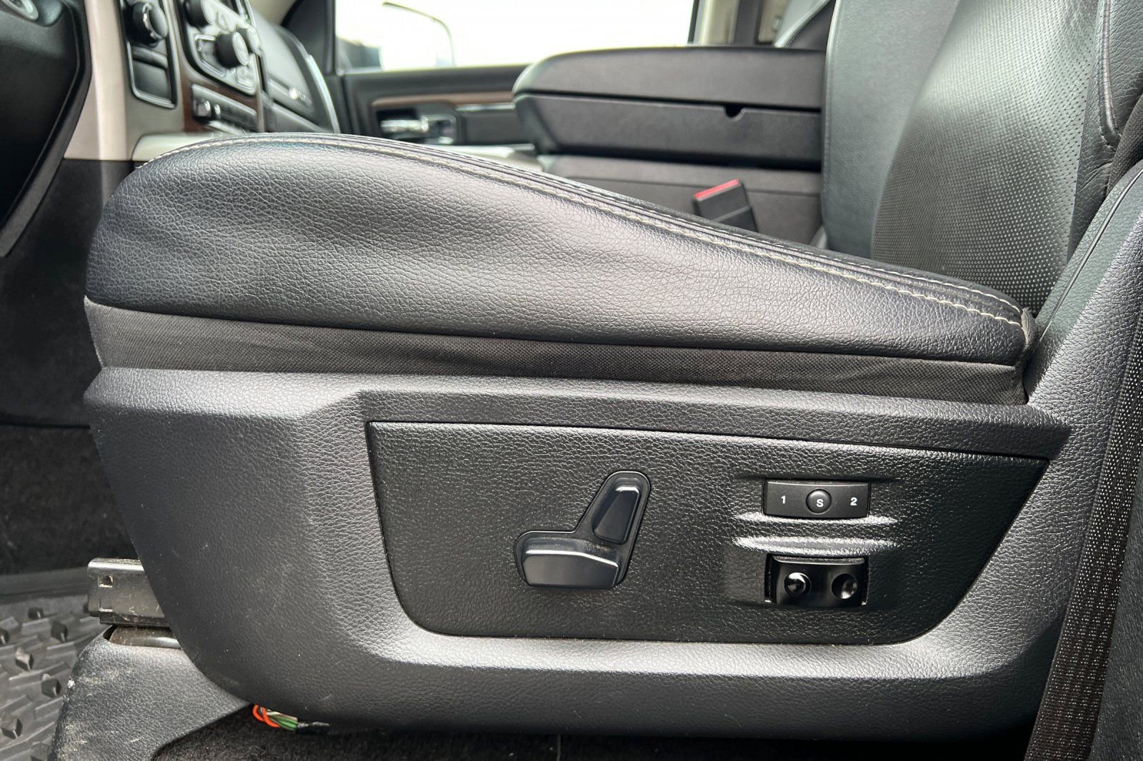 Used 2017 RAM 3500 Laramie image 12