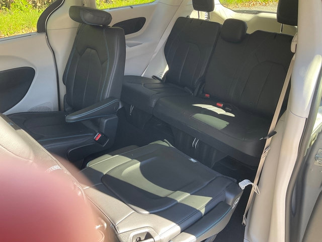 Used 2021 Chrysler Pacifica Touring-L w/ Premium & Safety Sphere Group FWD image 13