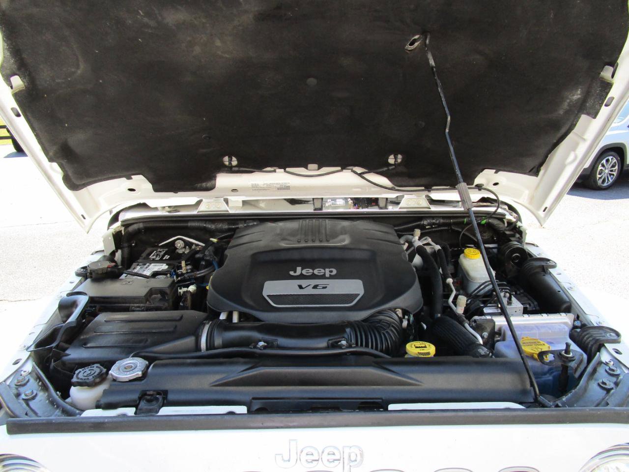 Used 2018 Jeep Wrangler Unlimited Sahara w/ Connectivity Group AWD/4WD image 31
