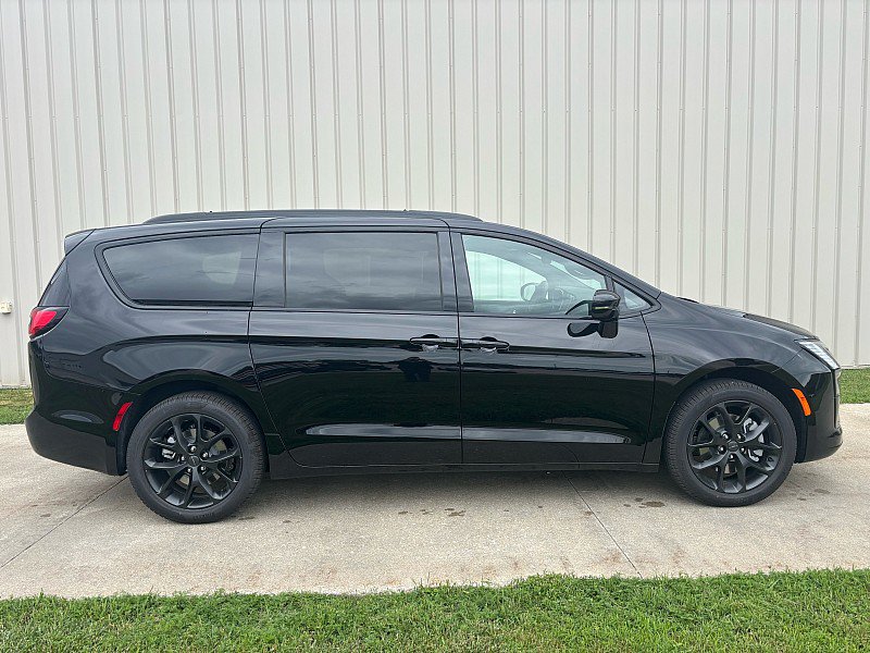 New 2027 Chrysler Pacifica Limited AWD/4WD image 3
