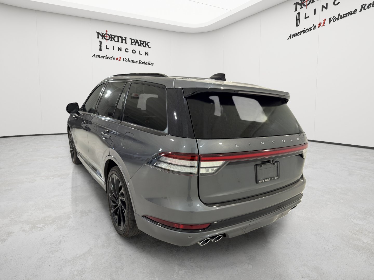 Used 2025 Lincoln Aviator Reserve w/ Jet Appearance Package RWD image 3