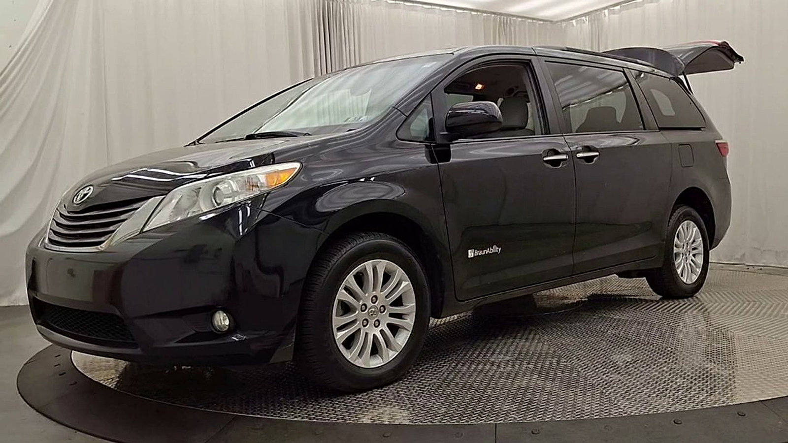 Used 2015 Toyota Sienna XLE w/ XLE Navigation Package FWD image 4
