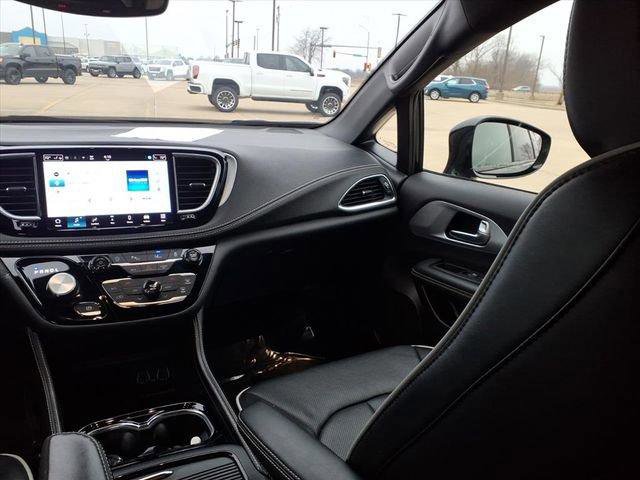 Used 2025 Chrysler Pacifica Limited image 9
