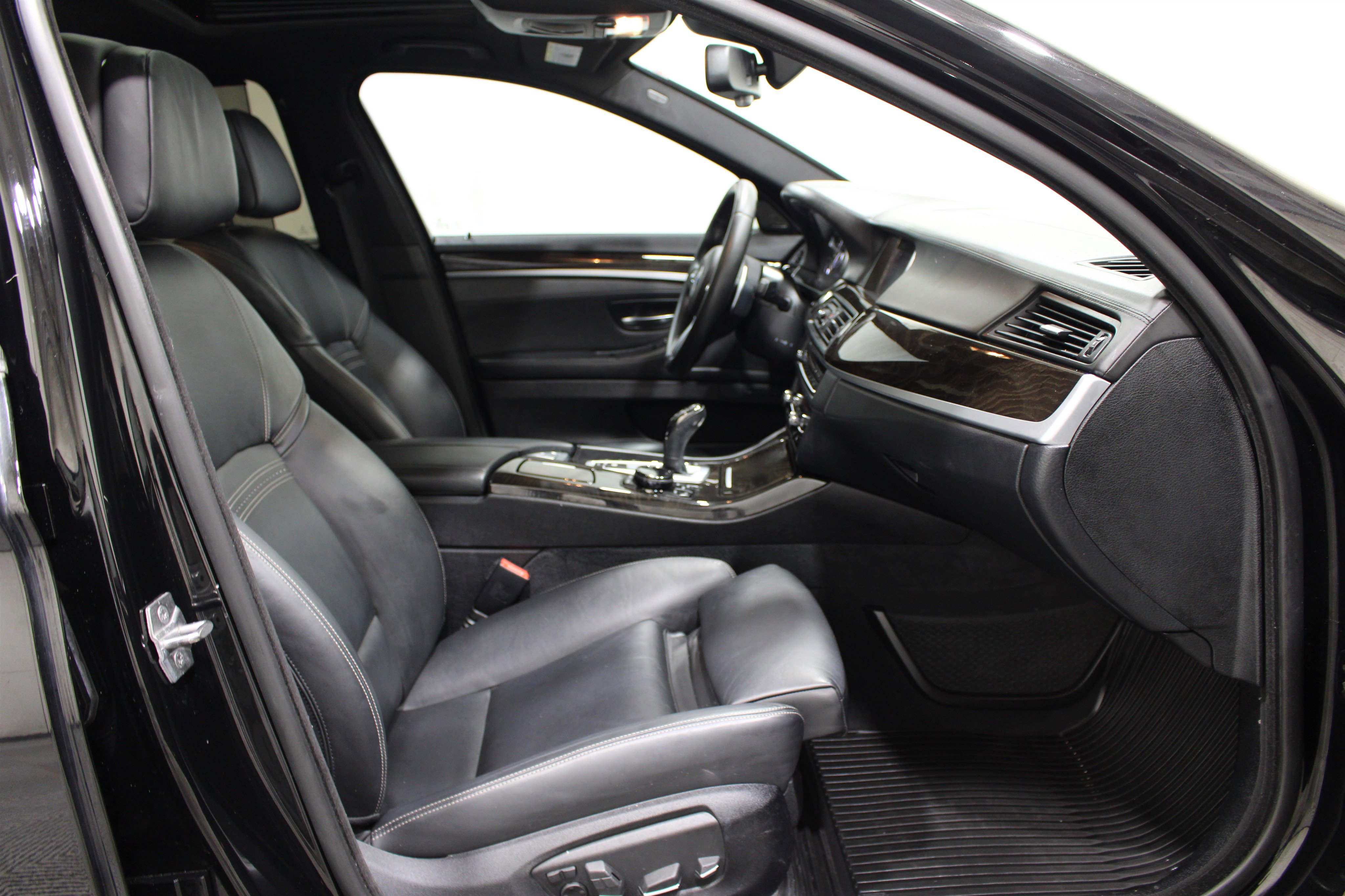 Used 2016 BMW 550i xDrive Sedan AWD/4WD image 27