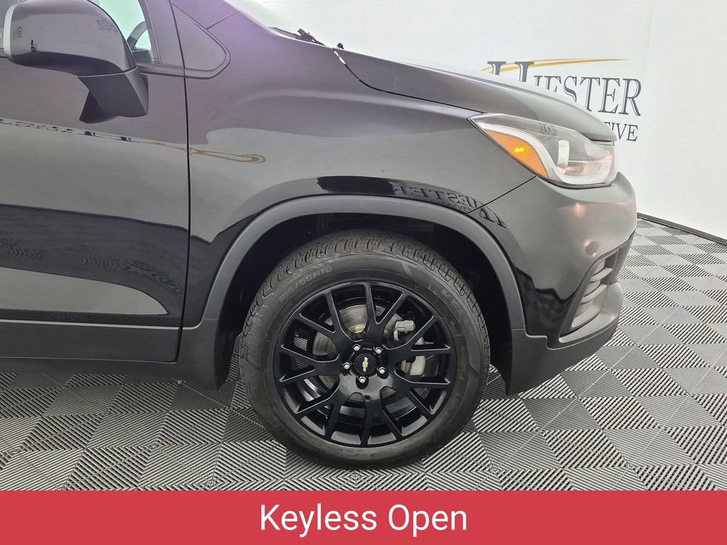 Certified 2022 Chevrolet Trax LT w/ Midnight Edition AWD/4WD image 11