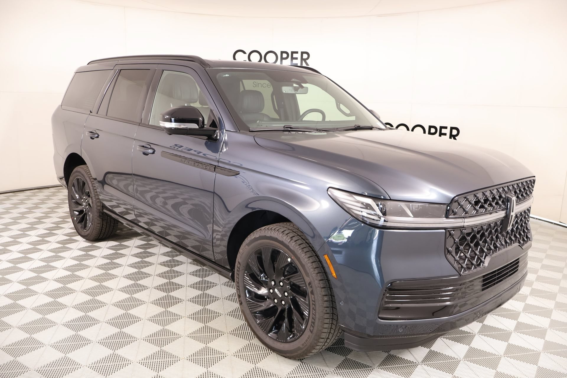 New 2025 Lincoln Navigator Reserve w/ Jet Appearance Package