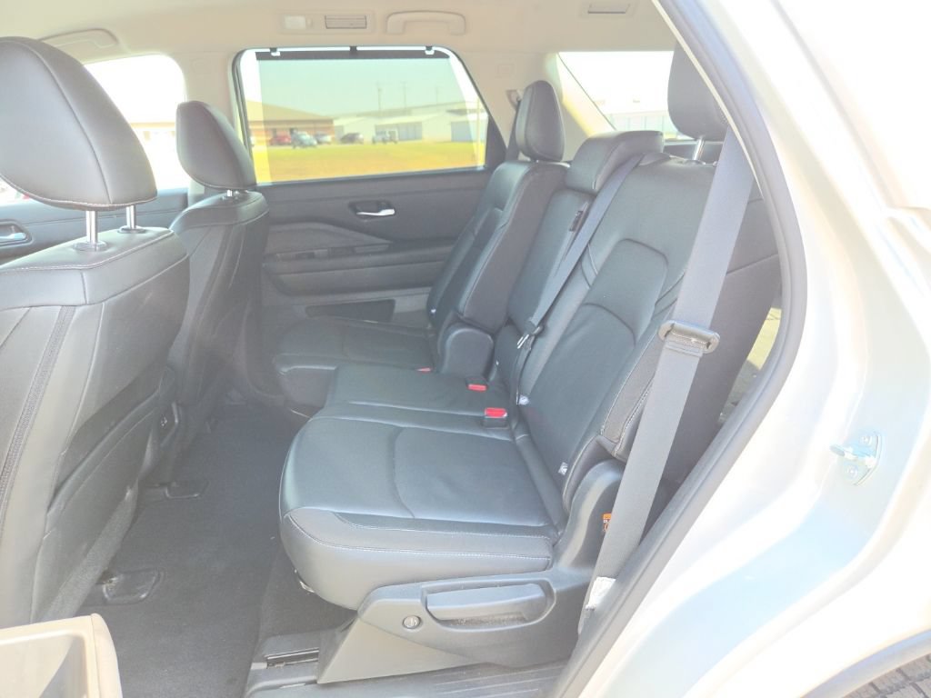 Used 2025 Nissan Pathfinder SL AWD/4WD image 11