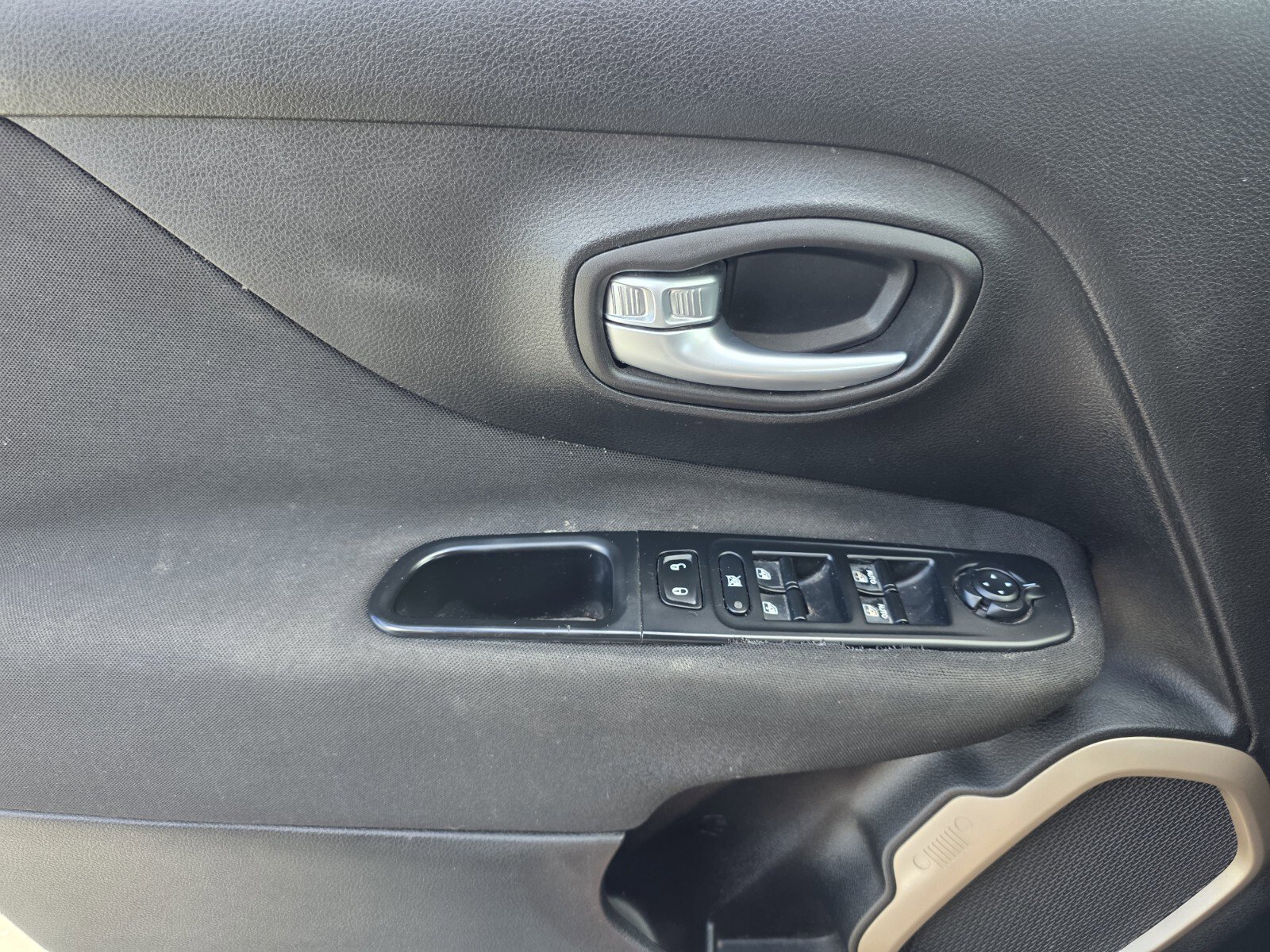 Used 2016 Jeep Renegade Latitude FWD image 25