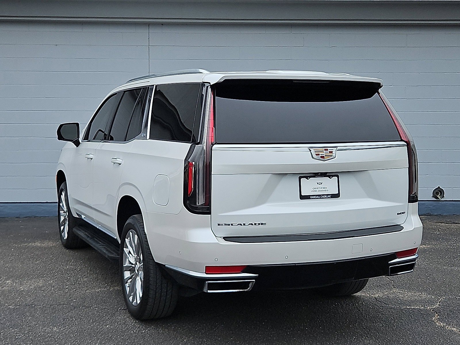 Certified 2024 Cadillac Escalade Premium Luxury RWD image 3