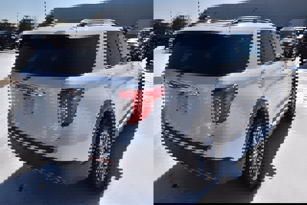 Used 2020 Ford Explorer XLT w/ Equipment Group 202A image 6