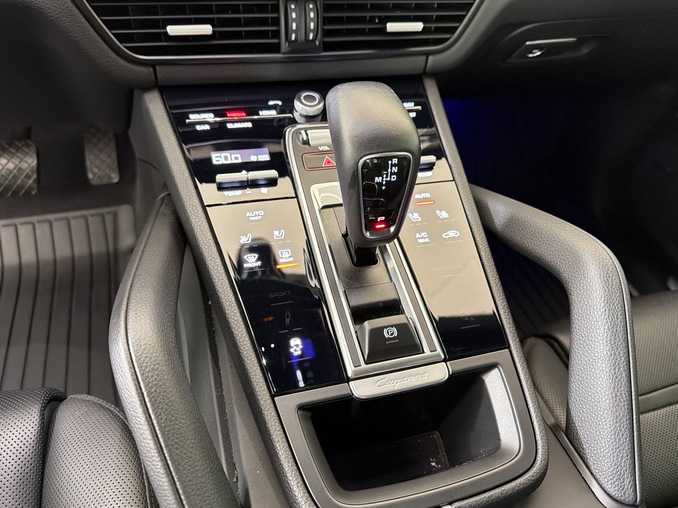 Certified 2022 Porsche Cayenne Platinum Edition AWD/4WD image 19