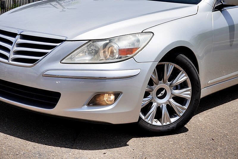 Used 2011 Hyundai Genesis 3.8 w/ Premium Navigation Pkg 3 RWD image 4