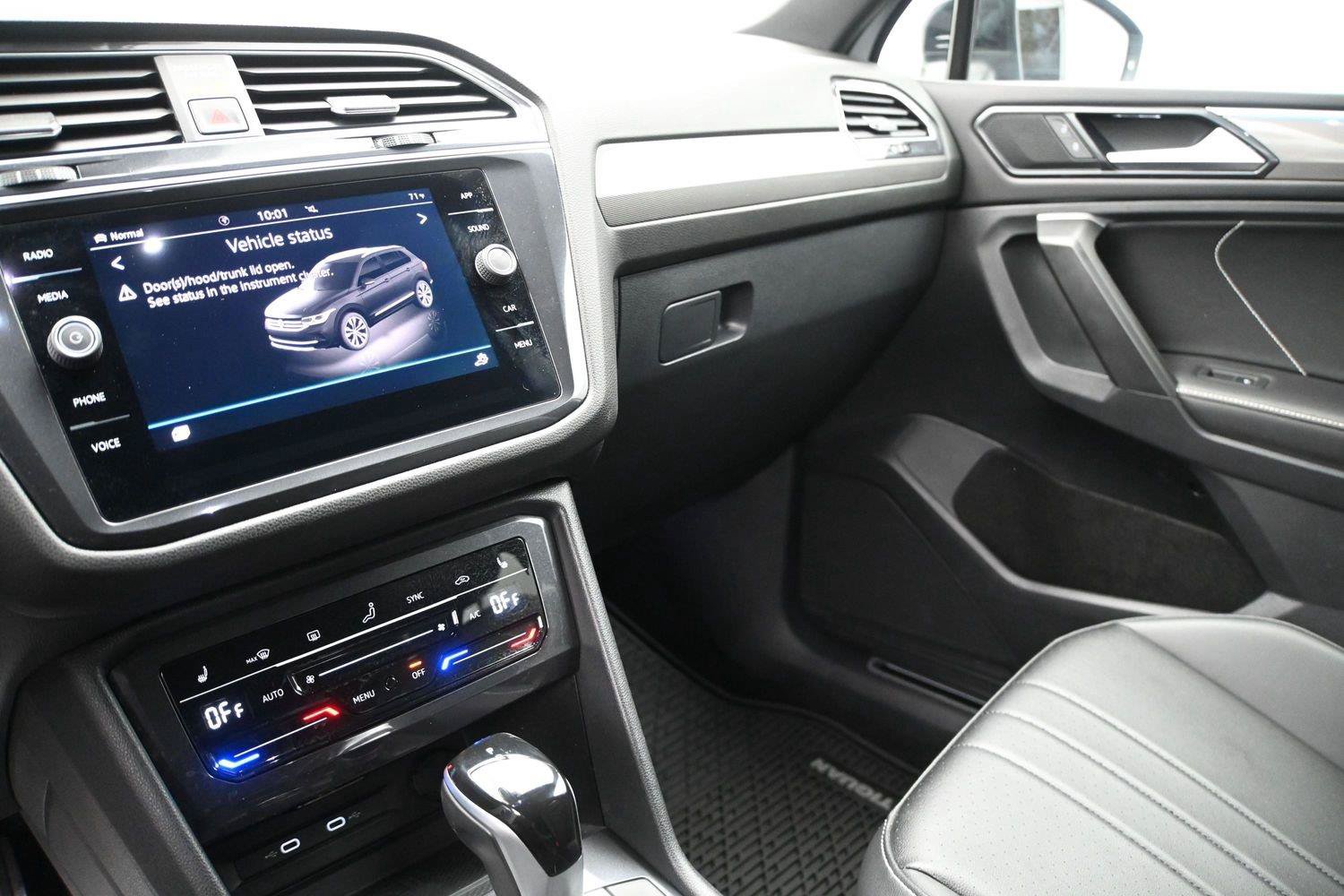 Used 2024 Volkswagen Tiguan SE R-Line AWD/4WD image 4