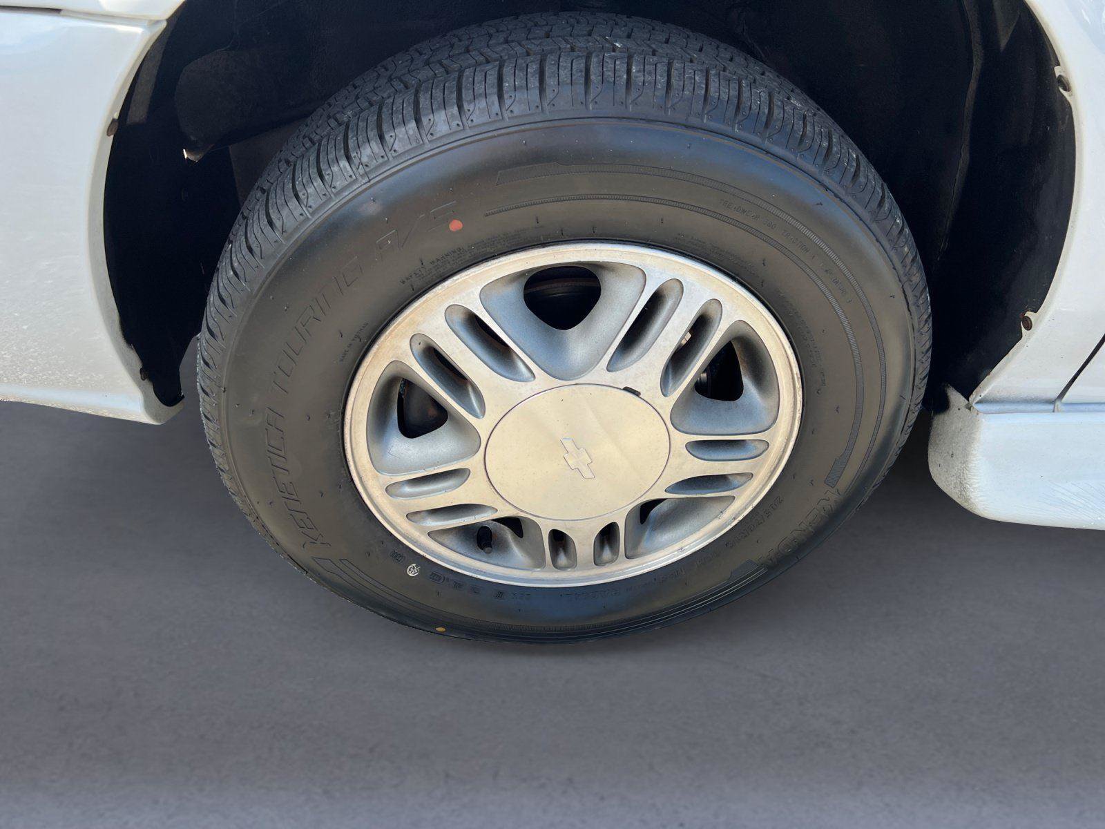 Used 2004 Chevrolet Venture LS w/ Easy Order Package FWD image 9