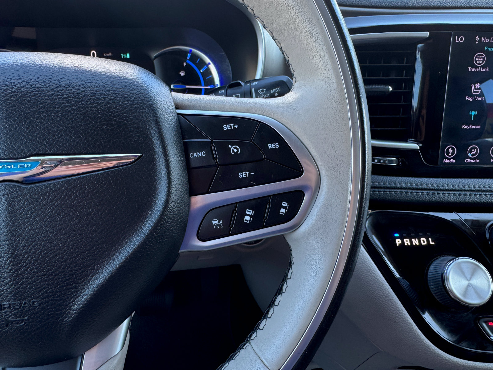 Used 2019 Chrysler Pacifica Limited w/ Advanced Safetytec Group FWD image 35