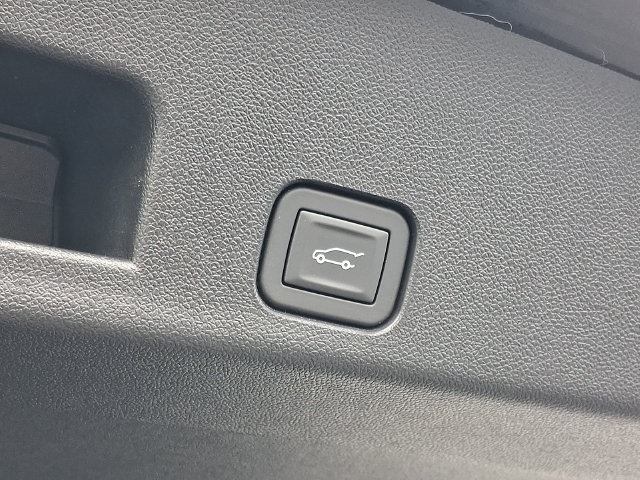 Used 2025 Chevrolet Traverse RS FWD image 29