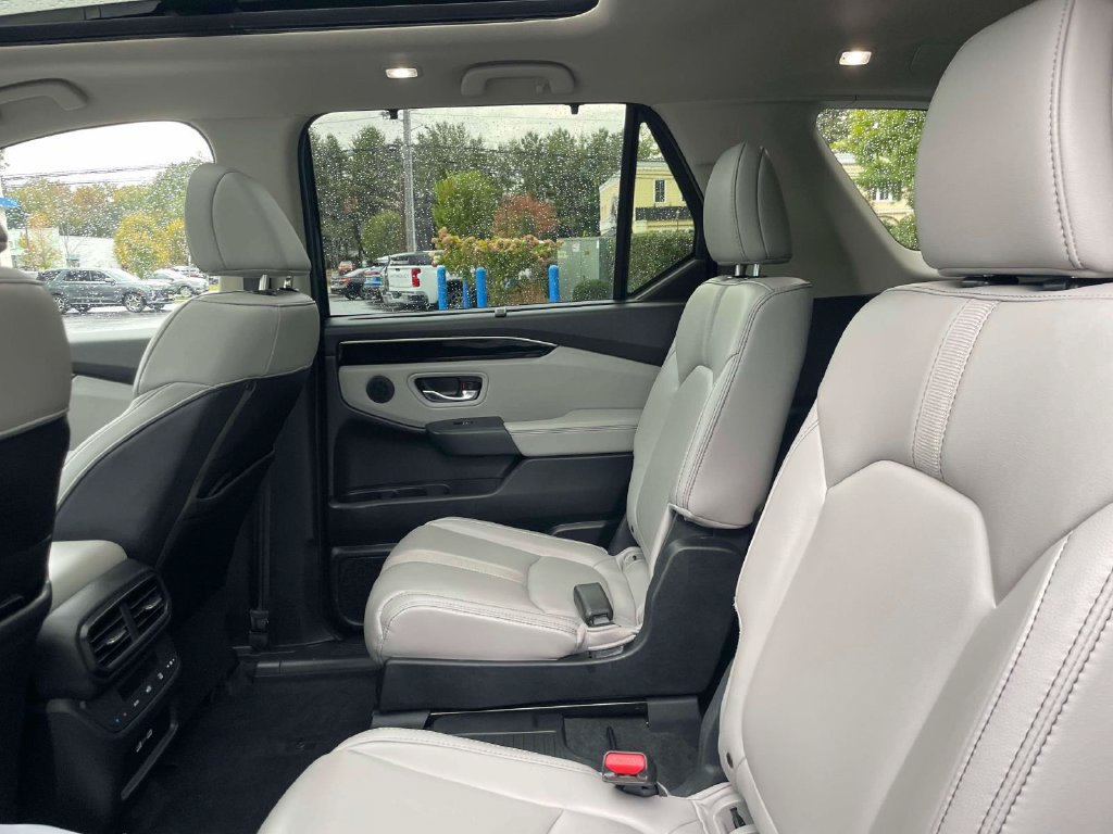 Used 2023 Honda Pilot Touring image 11