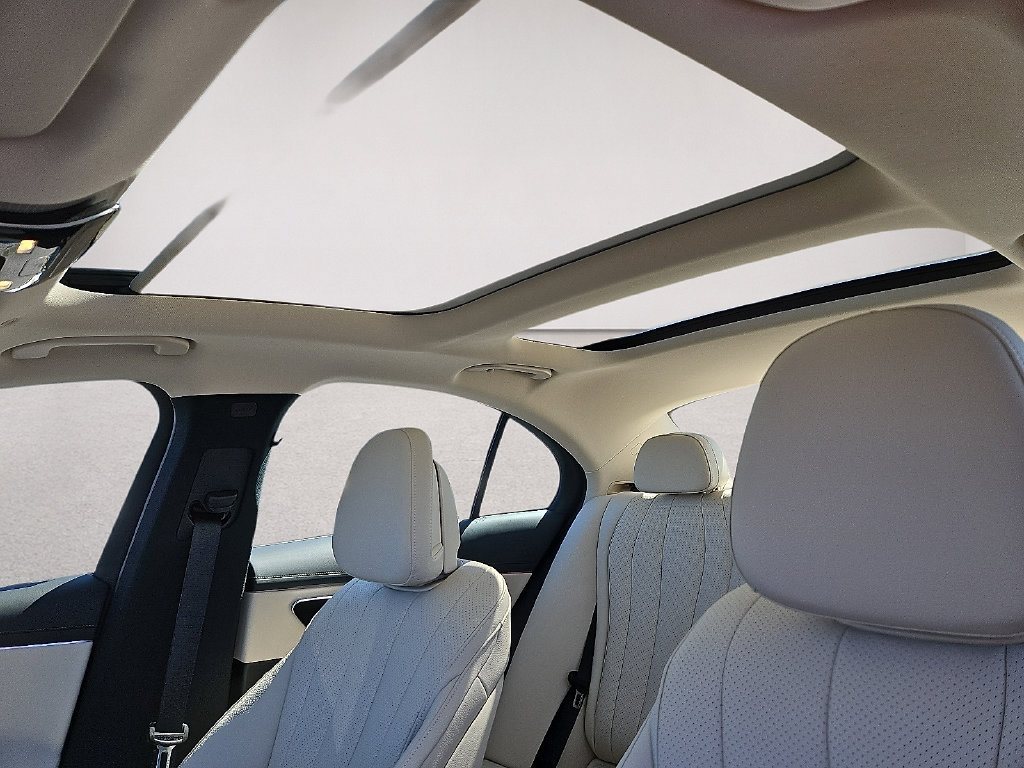 Used 2025 Mercedes-Benz E 350 4MATIC Sedan image 19