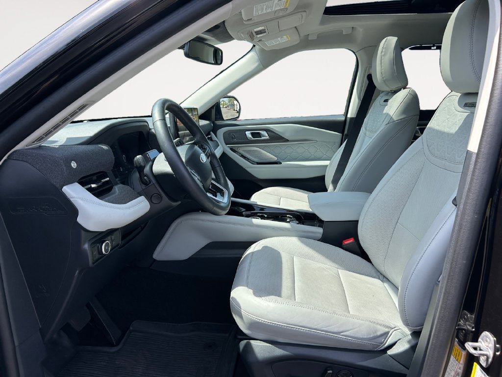 Used 2025 Ford Explorer Platinum AWD/4WD image 7