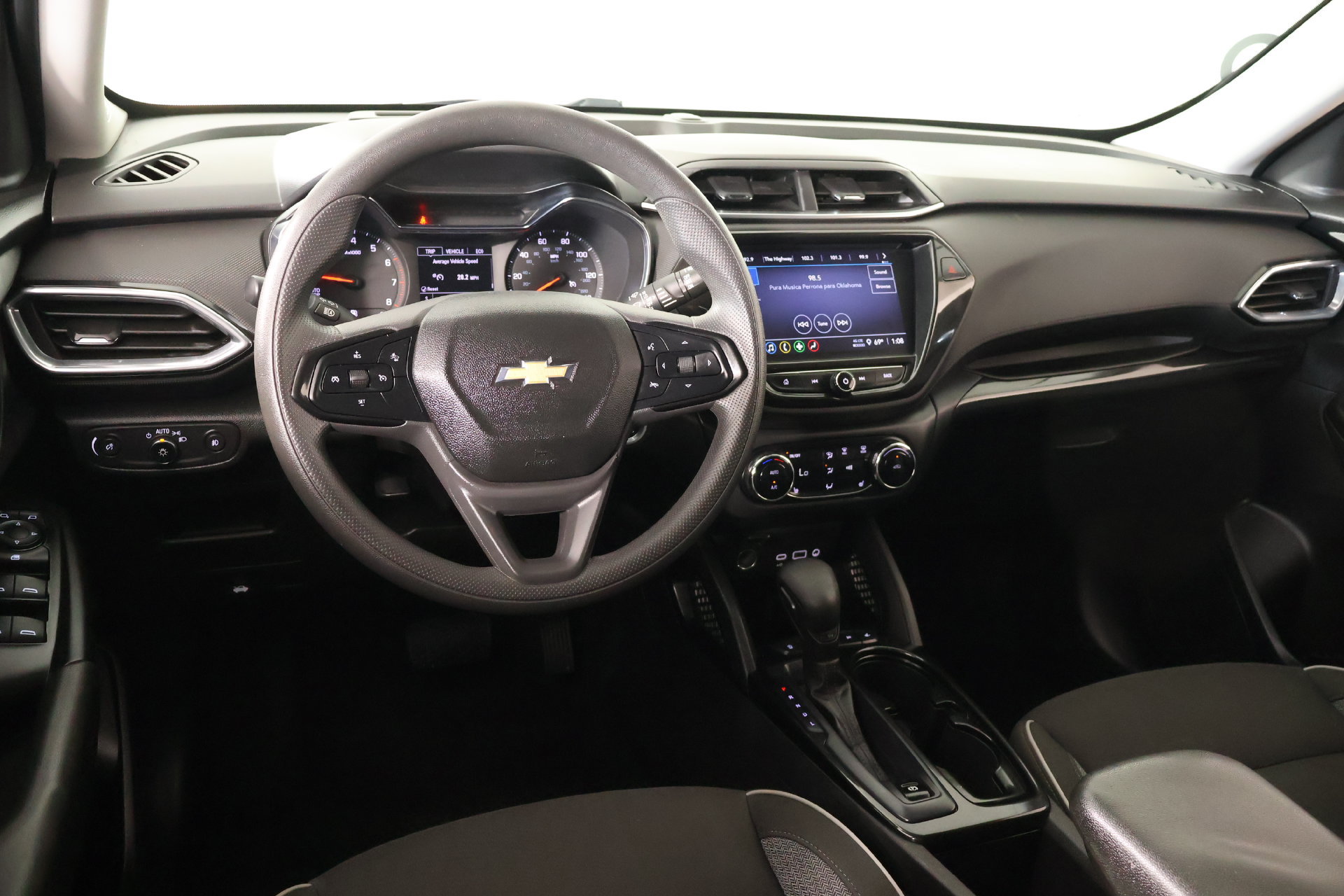 Used 2022 Chevrolet TrailBlazer LT w/ Convenience Package FWD image 2