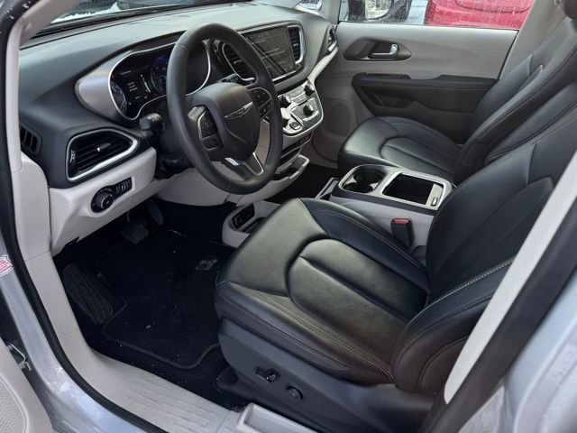 Certified 2024 Chrysler Pacifica Touring-L image 18