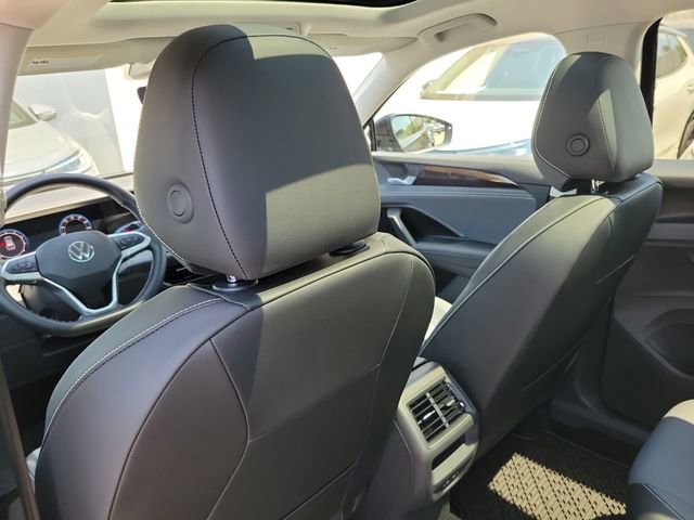 Used 2025 Volkswagen Tiguan SE w/ Panoramic Sunroof Package image 13
