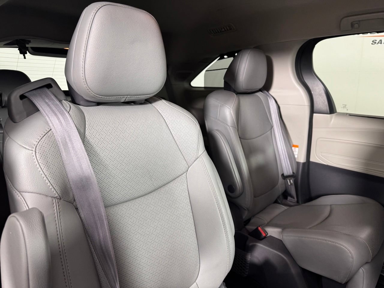 Used 2021 Toyota Sienna Limited FWD image 34