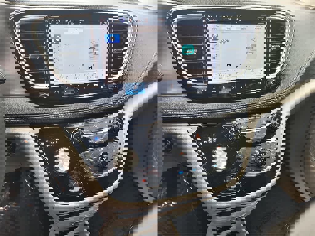 Used 2023 Chrysler Pacifica Touring-L image 18