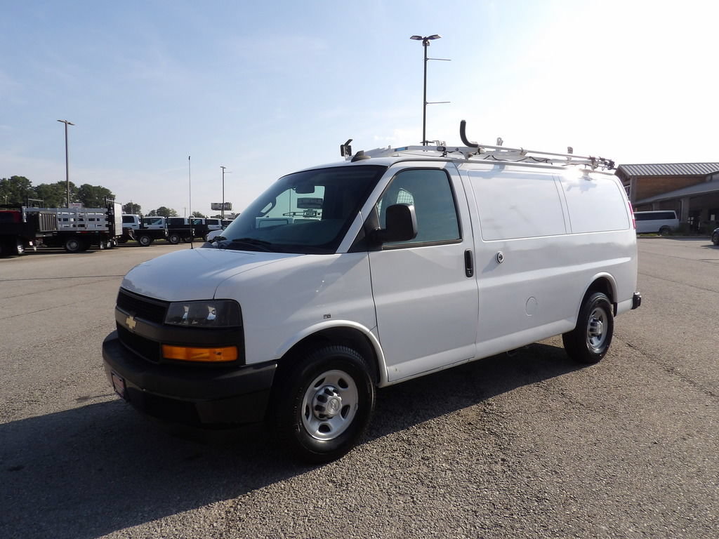Used 2018 Chevrolet Express 2500 w/ Driver Convenience Package RWD image 3