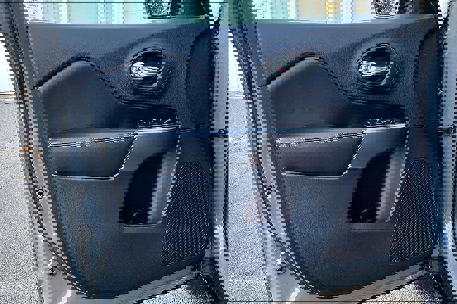 Used 2019 Jeep Cherokee Latitude Plus w/ Cold Weather Group image 19