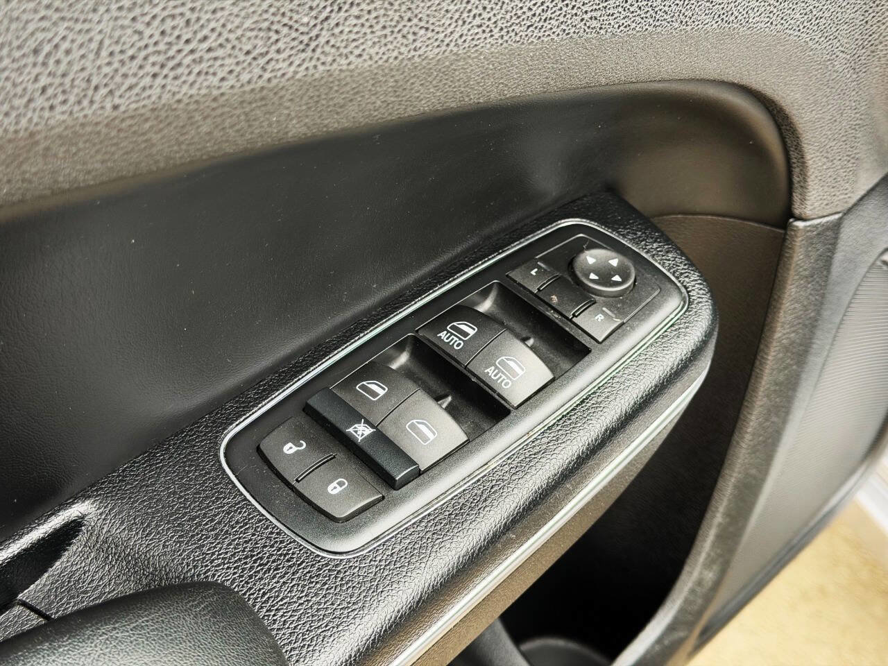 Used 2017 Chrysler 300 C Platinum image 25