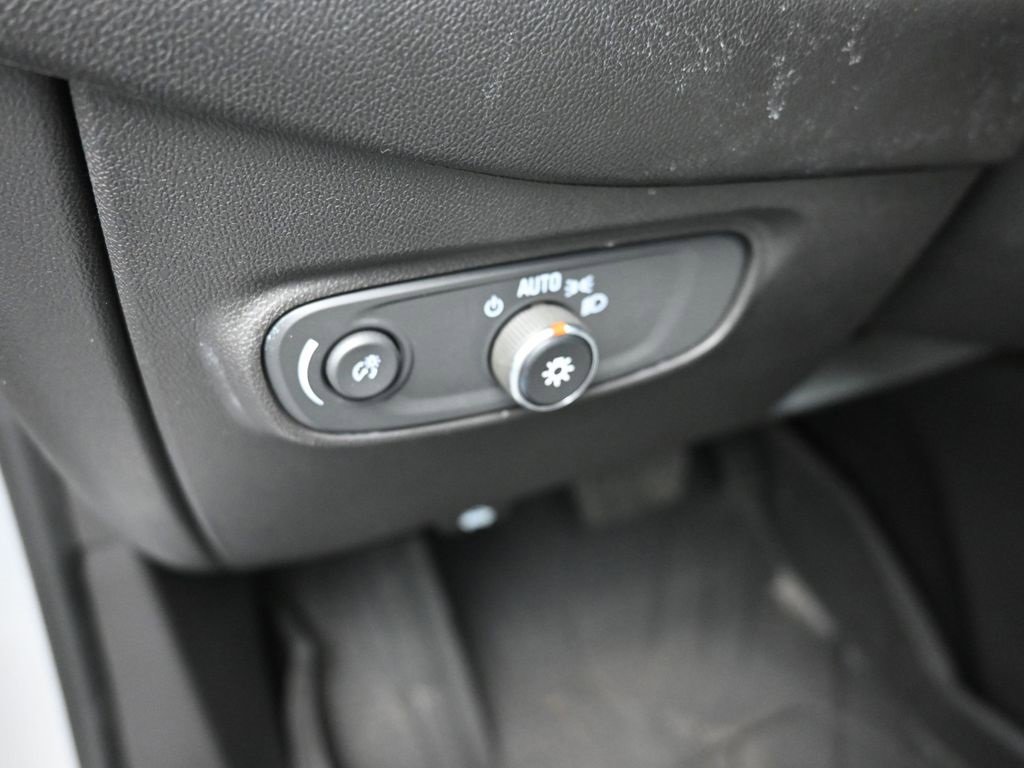 Used 2020 Chevrolet Equinox LS w/ LS Convenience Package image 13