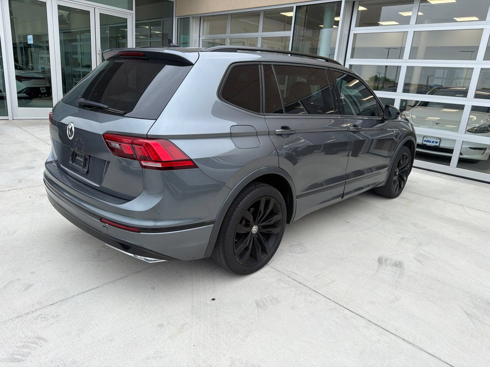 Used 2021 Volkswagen Tiguan SE R-Line FWD image 3