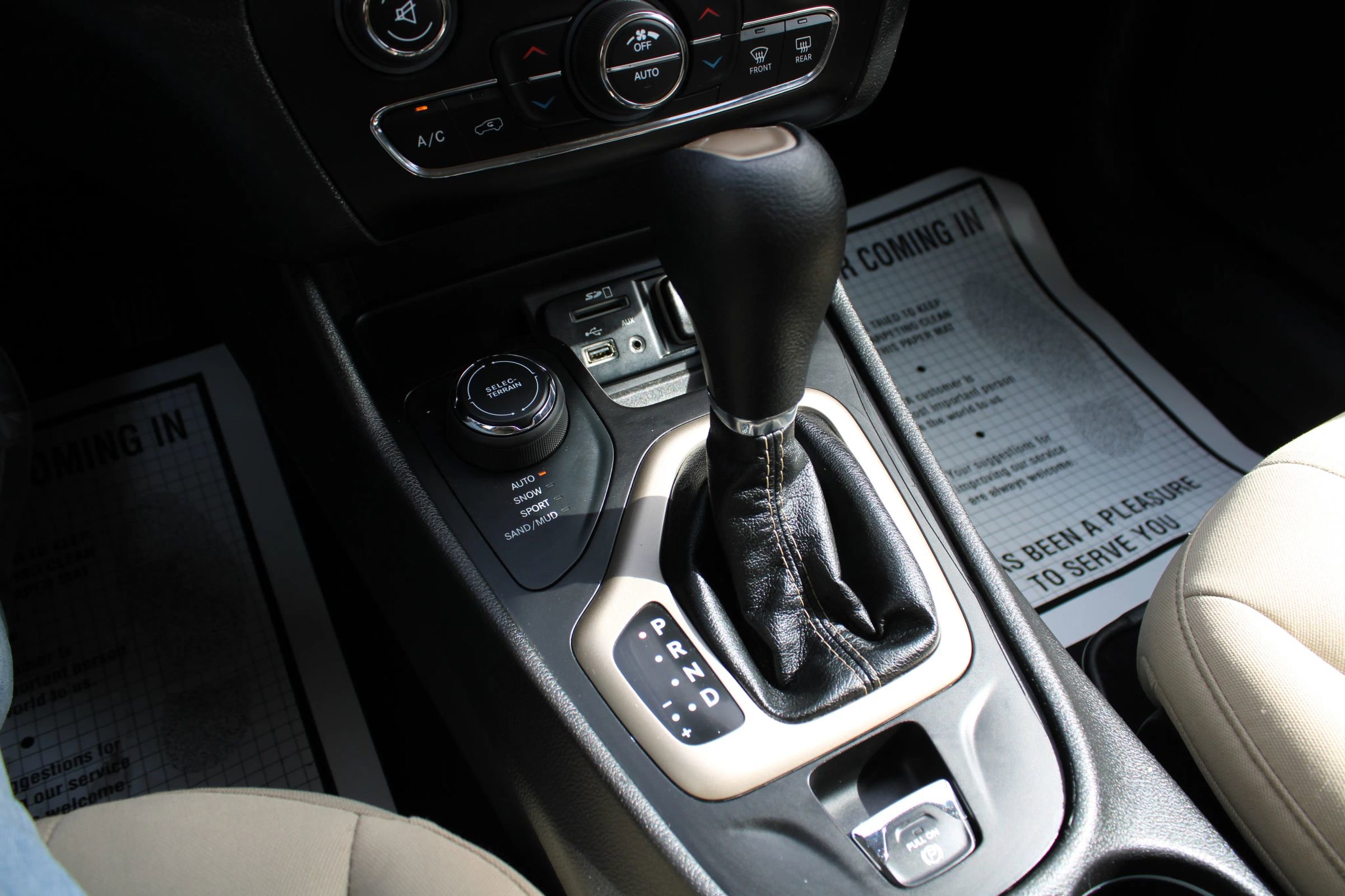 Used 2017 Jeep Cherokee Latitude w/ Comfort/Convenience Group image 16